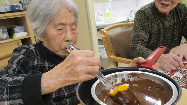 チョコスイーツを作る様子